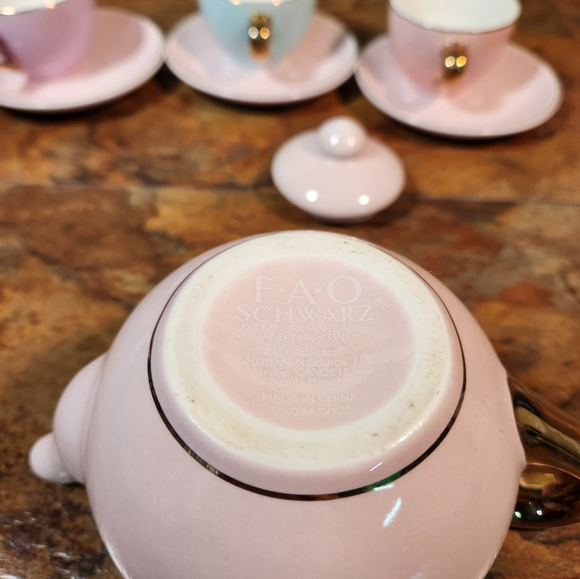 Kids tea cups and saucers And Tea Pot • Brand : F.A.O - Schwarz • - Picture 5 of 7